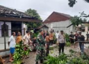 Personil Polsek Mauk Polresta Tangerang Tinjau Lokasi Angin Puting Beliung