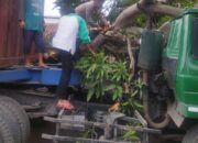 Anggota Polsek Balaraja Evakuasi Pohon Tumbang Menimpa Truk Kontainer