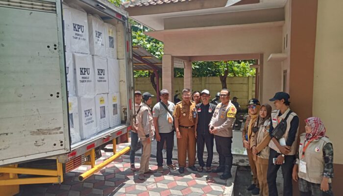 PPK Kecamatan Sepatan Timur Distribusikan Logistik Pemilu 2024 ke PPS