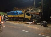 Truk Pengangkut Tanah Tabrak rumah di Jalan Raya Rajeg