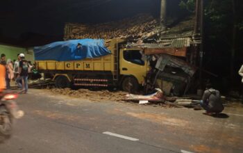 Truk Pengangkut Tanah Tabrak rumah di Jalan Raya Rajeg