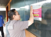 Bapenda Pasang Stiker Peringatan di Tempat Usaha Penunggak Pajak