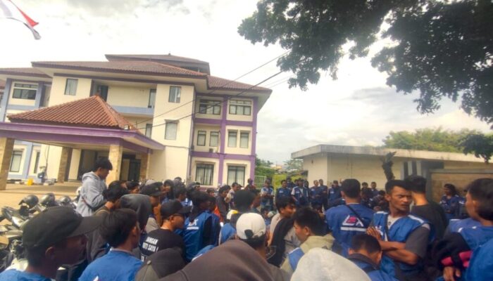 Ratusan Kurir Lazada di Tangerang Demo di Disnaker: Kami Tak Pernah Dapat THR