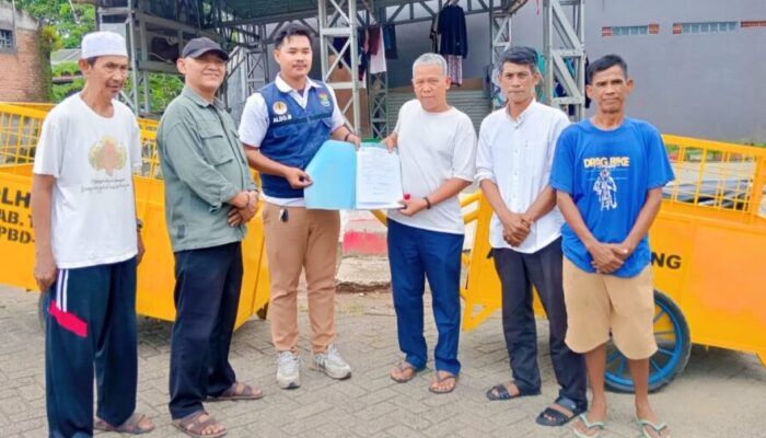 Warga Bukit Cikasungka Mendapat Bantuan Gerobak Sampah Dari DLHK