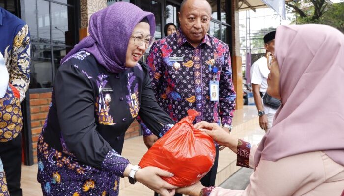 Wabup Intan Giat Peninjauan Gerakan Bazar Murah di Kecamatan Balaraja