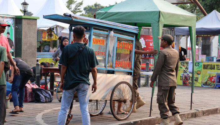 Jelang Penutupan MTQ, Satpol PP Melakukan Sterilisasi PKL Alun-Alun