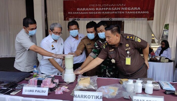 Kejari Musnahkan Barang Bukti Narkotika dan Uang Palsu