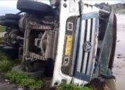 Truk Molen Terguling di Tikungan Tajam Gunung Kaler, Dua Orang Jadi Korban