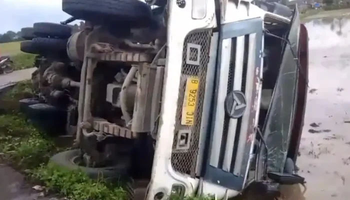 Truk Molen Terguling di Tikungan Tajam Gunung Kaler, Dua Orang Jadi Korban