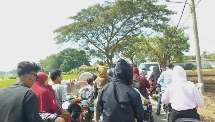 Warga Dan Penguna Jalan Keluhkan Jalan Macet Parah Akibat Penumpukan Material Proyek Pembangunan Saluran Air Di Bahu Jalan