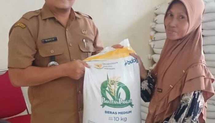 498 warga Desa Sukasari Senang Menerima Bantuan Beras 10 Kg