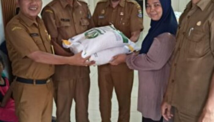 Warga Desa Tanjakan Antusias Menerima Bantuan Beras 10 Kg Berjalan Lancar