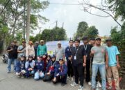Kelompok 9 Mahasiswa Unis Bersih Bersih Sampah Dipinggir Jalan Desa