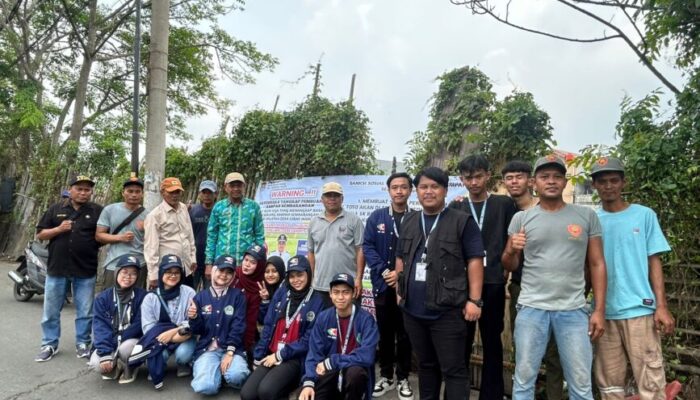 Kelompok 9 Mahasiswa Unis Bersih Bersih Sampah Dipinggir Jalan Desa