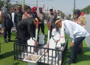 Camat Sepatan Timur Tabur Bunga serta Doa Untuk Para Pahlawan Berjalan Dengan khidmad