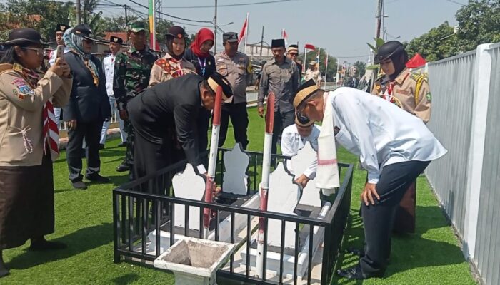 Camat Sepatan Timur Tabur Bunga serta Doa Untuk Para Pahlawan Berjalan Dengan khidmad