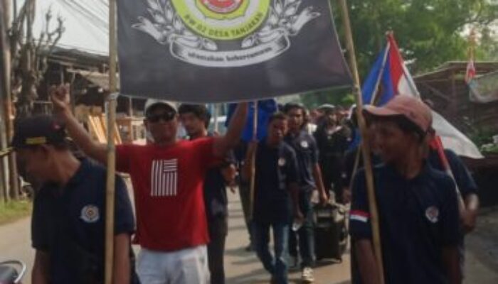 Dalam Rangka Memperingati HUT RI Ke – 80 Pemdes Tanjakan Megelar Gerak Jalan Sehat , Warga Antusias Mengikutinya