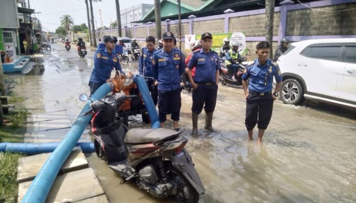 Diduga Genangan Air Di Jalan Rajeg  – Pasar Kemis  Membuat Tidak Nyaman