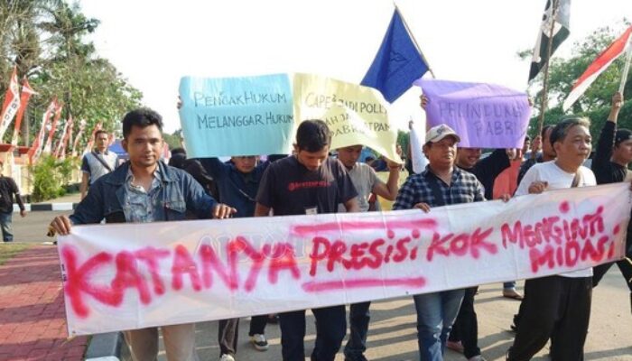 Oknum Brimob Terlibat Pengeroyokan Wartawan di Serang, Polda Banten Didemo