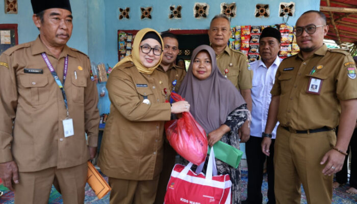Wabup Intan Serahkan Bantuan untuk Korban Angin Puting Beliung di Desa Taban Kecamatan Jambe