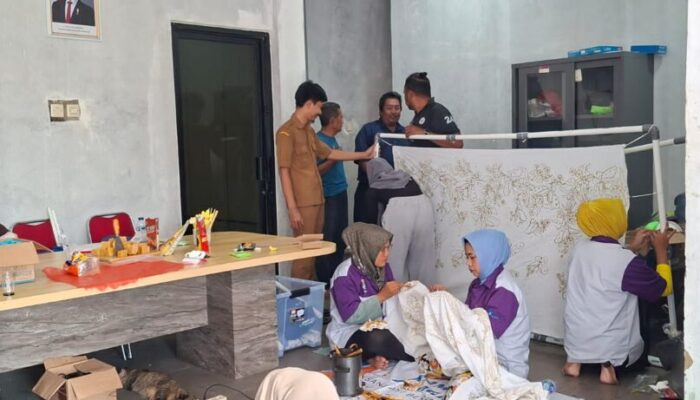 Penekanan Terhadap Penganguran, Pemdes Rajeg Mulya Menggelar Bimbingan Latihan Kerja (BLK) Tehnik  Membuat  Batik