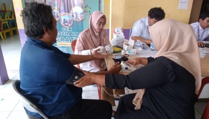 Pemerintah Desa Sukamanah Bersama Puskesmas Sukatani Menggelar Pengobatan Gratis