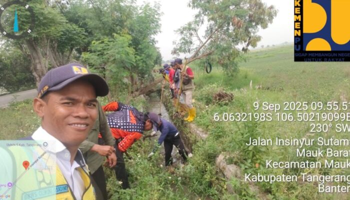 Ozi Fahruroji  Mantri Mauk Bersihkan Sampah Dengan Warga Setempat “Demi Kepentingan Bersama”
