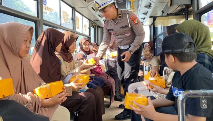 Satlantas Polres Metro Tangerang Kota Kampanyekan Keselamatan Lalu Lintas di Halte Bus Tayo TangCity