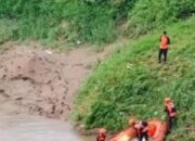Hendak Jaring Ikan Di Kali Cisadane Seorang Remaja  Tenggelam Hilang Terbawa Arus Pencarian Masih Berlangsung