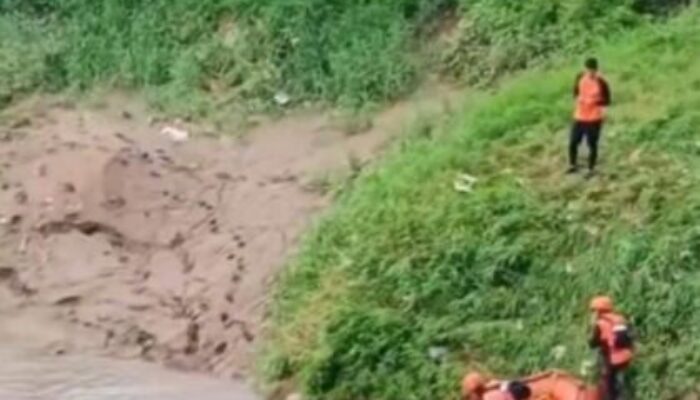 Hendak Jaring Ikan Di Kali Cisadane Seorang Remaja  Tenggelam Hilang Terbawa Arus Pencarian Masih Berlangsung