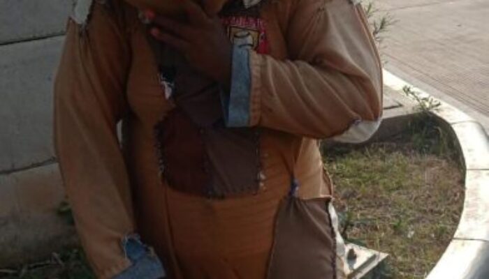 Si Badut  Sang Penunggu Pom Bensin  Sasak Mauk ,Demi Keluarga Rela Berdiri Seharian Demi Keluarga Tercinta