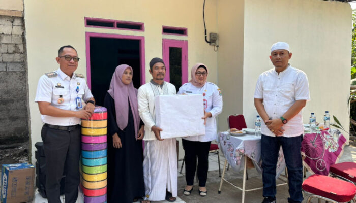 Wabup Intan Serahkan Hasil Program Bedah Rumah Warga Cikasungka Solear