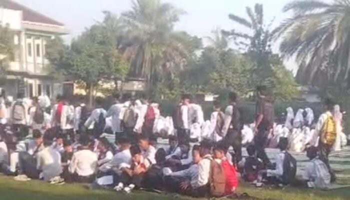 Sholawat Indah Dan Sejuk Kembali Bergema Penuh Khimat Di Pengajian Jumat Pagi ,Di Kediaman H.Enju Tokoh Masyarakat Rajeg