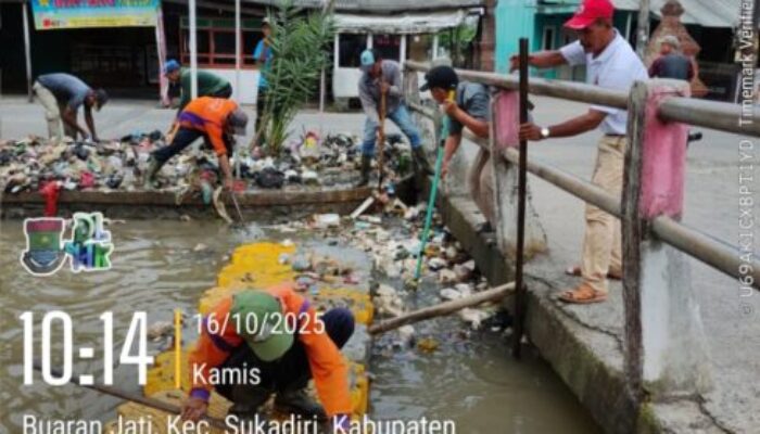 Camat Sukadiri ,Gercep Tangani Tumpukan Sampah Liar Bersama UPTD 8 DLHK Di Jembatan Kebon Kelapa Pekayon