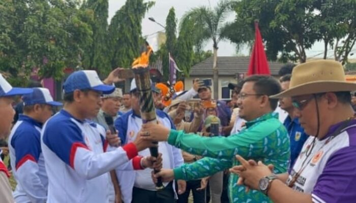 Miftah Shuritho Camat Sepatan Timur Serahkan Kirab Api Obor Kepada Camat Sepatan Aan Ansori