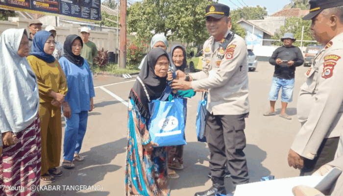 Kapolsek Mauk Berikan Bantuan Sembako Wakil Presiden RI Bentuk Kepedulian Terhadap Masyarakat