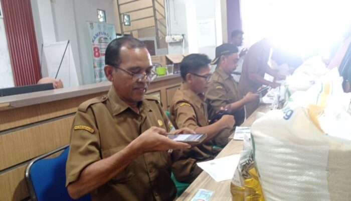 Warga Desa Tanjakan Mendapat Bantuan Dari Ketahanan Pangan ,412 Warga KPM Begitu Senang