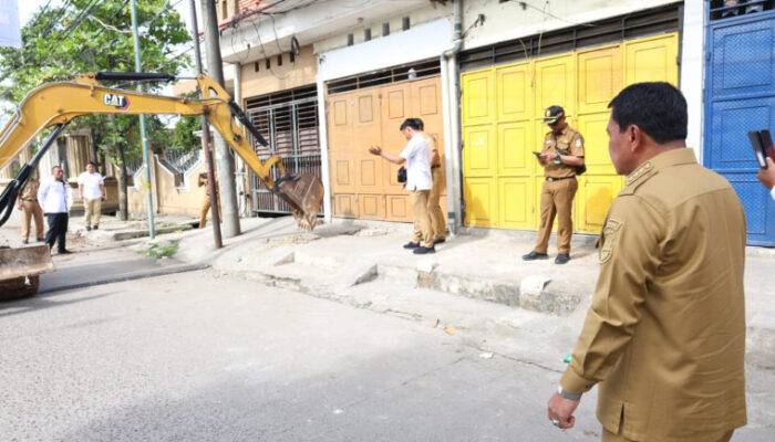 Bupati Tangerang Tinjau Pembongkaran Bangunan untuk Normalisasi Gorong-Gorong