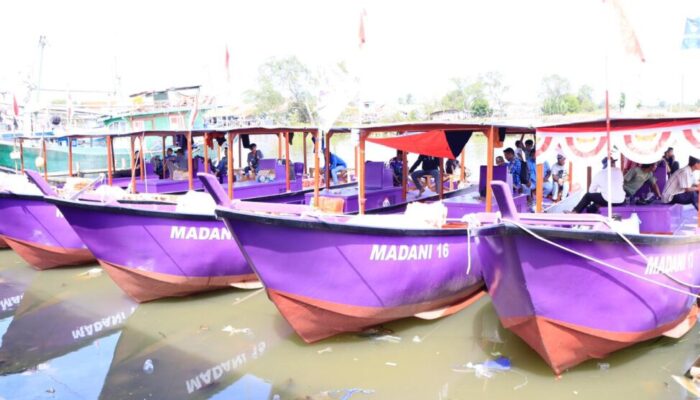 Bupati Maesyal Serahkan 9 Unit Kapal Tangkap Ikan ke Nelayan Kecamatan Kronjo