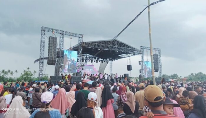 Meski Diguyur Hujan, Grup Dangdut Ternama Familys Hibur Warga Gempolsari