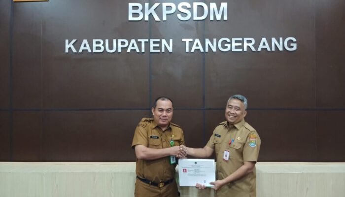 Ahmad Hilman S.H Sekel Pakuhaji Menerima Satyalencana Karya Setya Dari Pemda Kabupaten Tangerang