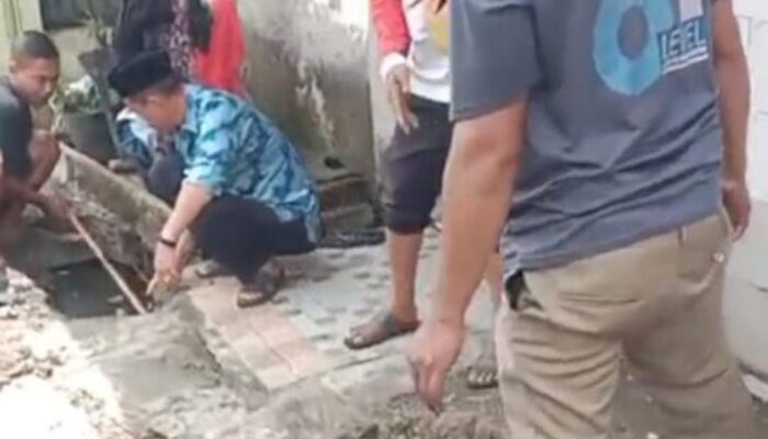 Kades Sangiang Komarullah S.H ,Terjun Langsung Tangani Banjir Di Kampung Sangiang