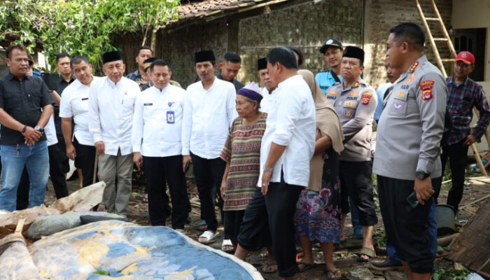 Tinjau Rumah Roboh di Kresek, Bupati Tangerang Instruksikan Kecamatan dan OPD Terkait Untuk Segera Bangun Kembali