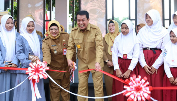 Bupati dan Wakil Bupati Tangerang Resmikan Halte Bus Sekolah Gratis