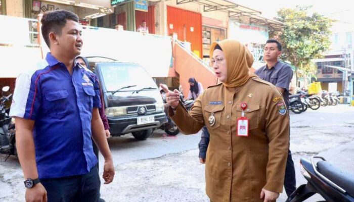 Saat Sidak, Wabup Intan Singgung Penumpukan Sampah di Pasar Kelapa Dua