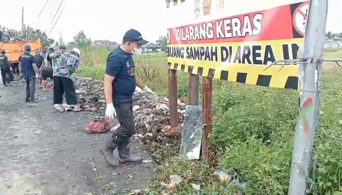 Pemdes Jati Mulya Bersama Camat Sepatan Timur Turun Langsung Gotong Royong Angkut Sampah Liar