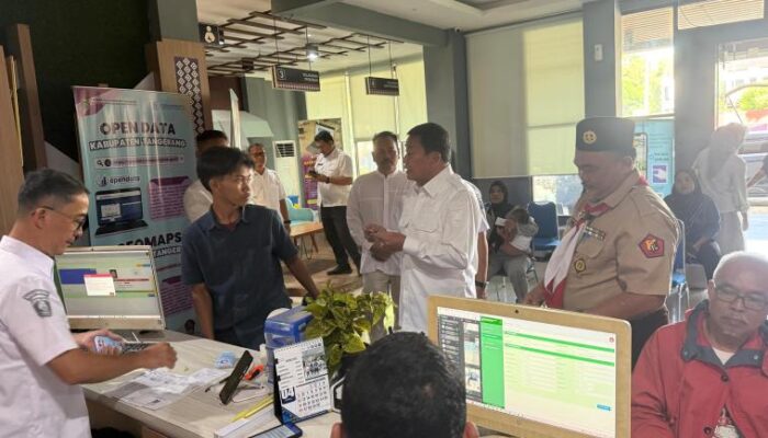 Pelayanan Cepat dan Gratis, Bupati Tangerang Pantau Langsung Layanan Pembuatan KTP di Kantor Kecamatan Cisauk