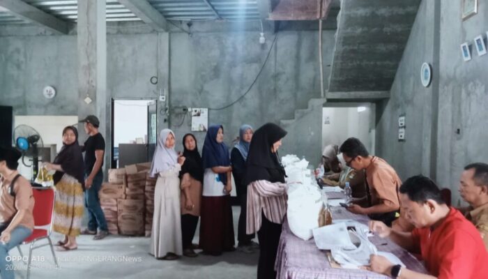Sebanyak 1827 Warga Desa Kosambi Menerima Bantuan Pangan Nasional