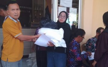 Penyaluran Beras Bulog 1912 Warga Desa Jatimulya Kecamatan Sepatan Timur Berjalan Lancar