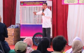 Bupati Tangerang Serahkan Bantuan 50 Gerobak UMKM dan Kompor Gas Untuk Warga 3 Kecamatan